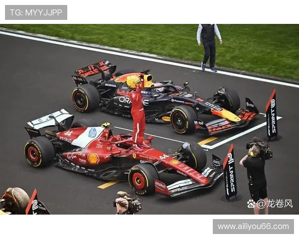F1赛季最新动态：梅赛德斯和红牛车队的激烈竞争引爆赛道热议